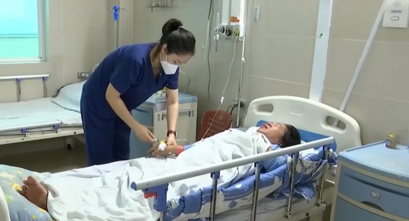 Điều trị bệnh nhân sốt xuất huyết tại Bệnh viện Thanh Nhàn. 