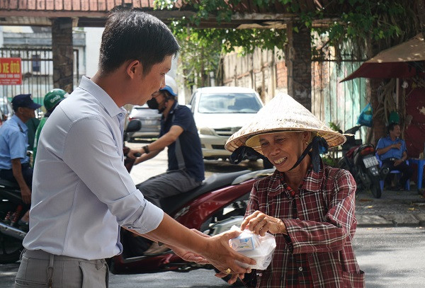 Thầy cô góp tiền, đứng bếp nấu bữa trưa 0 đồng giúp người nghèo