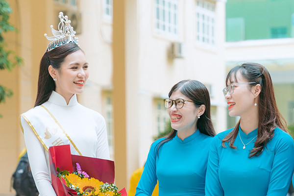 Tân Hoa hậu Du lịch Kỳ Duyên về thăm trường cũ
