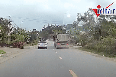 Mitsubishi Attrage vượt xe ben đúng đoạn đường khuất khiến tài xế phía sau thót tim