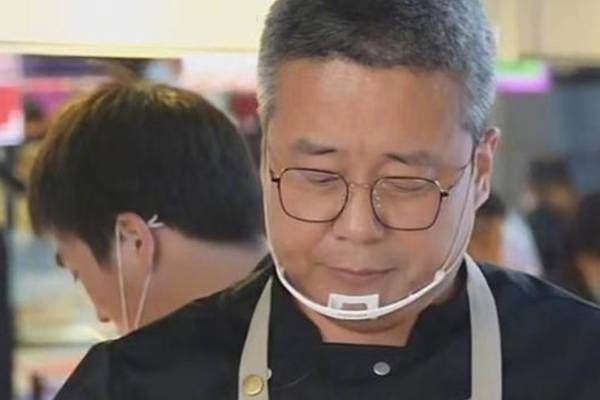 Triệu phú tuyệt vọng vì phá sản, làm lại cuộc đời nhờ bán xúc xích