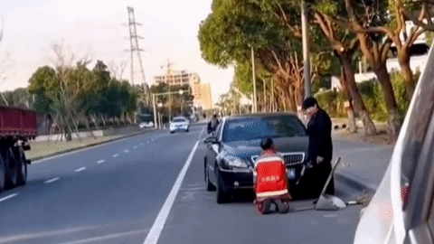 Phẫn nộ cảnh nam tài xế bắt lao công quỳ xin lỗi giữa đường