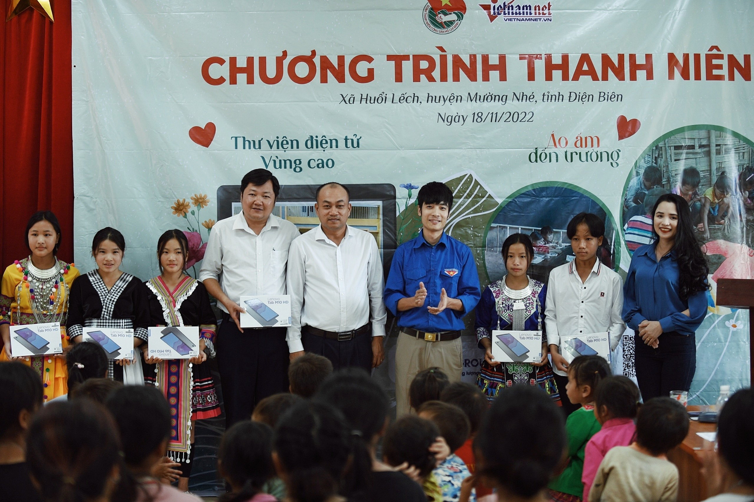 Báo VietNamNet trao thư viện điện tử vùng cao tại huyện cực Tây Tổ quốc