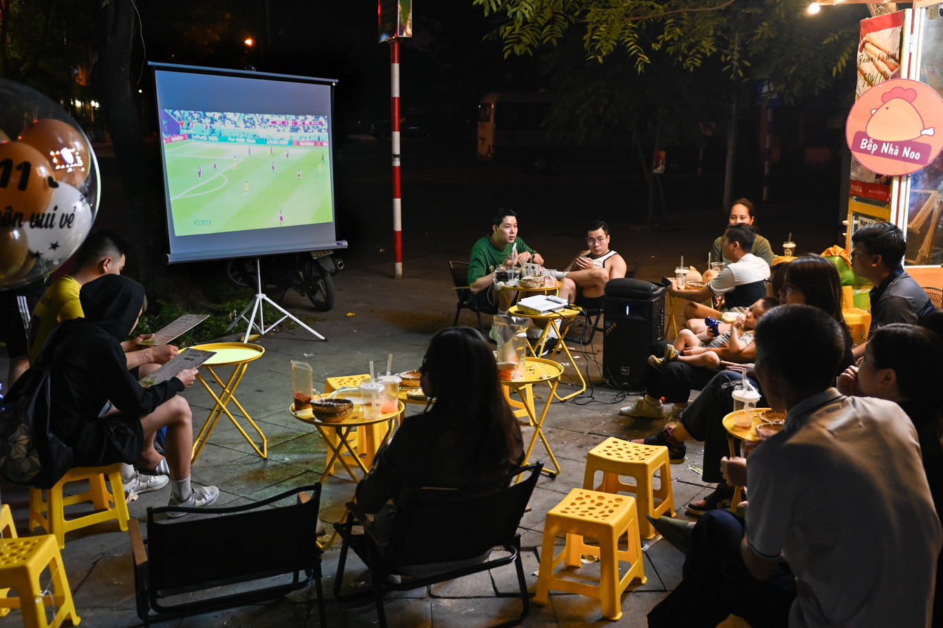 Người hâm mộ ở Hà Nội tụ tập xem trận mở màn World Cup 2022