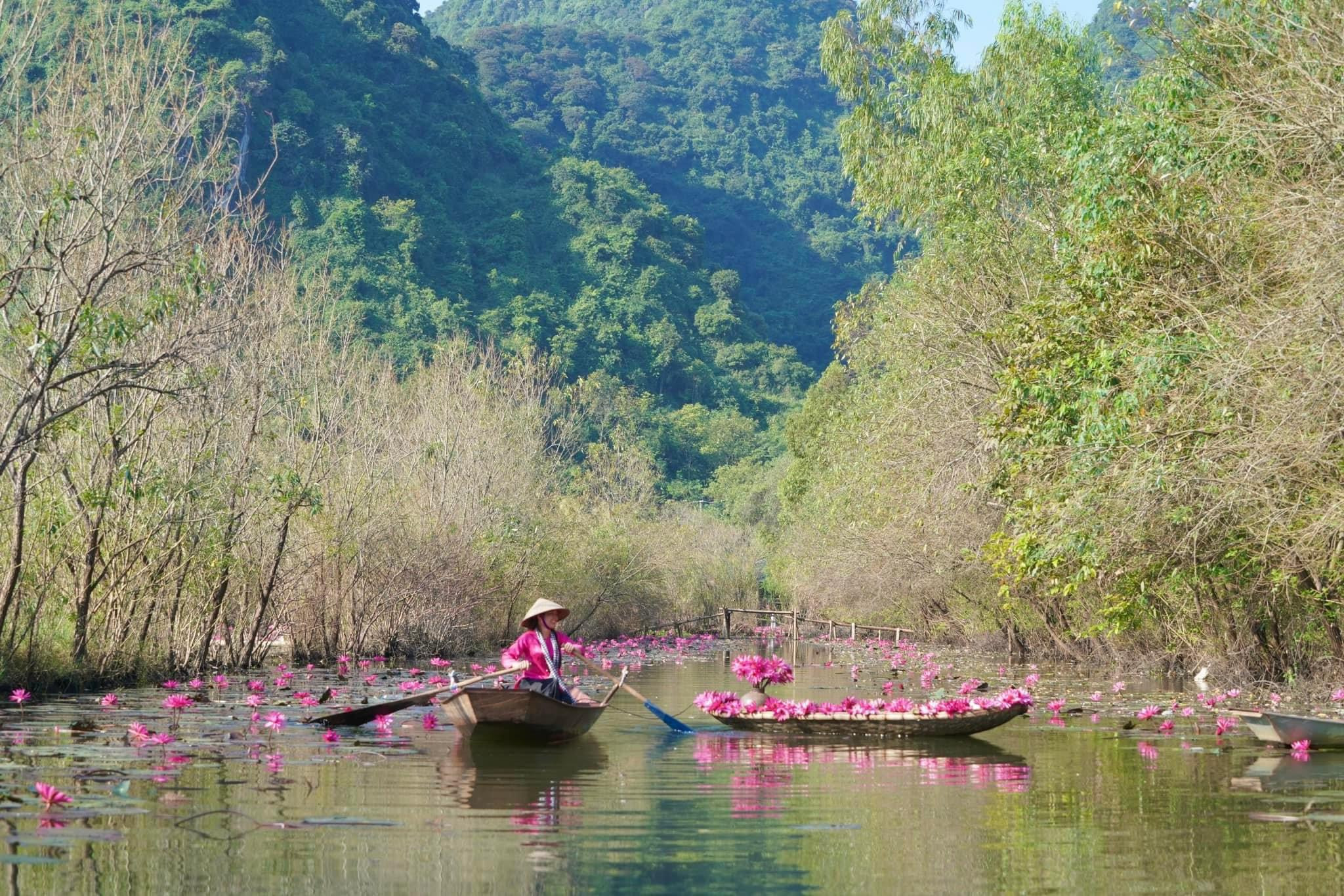 Mùa thu, tới chùa Hương ngắm thiếu nữ rạng ngời bên dòng suối 'nở hoa'