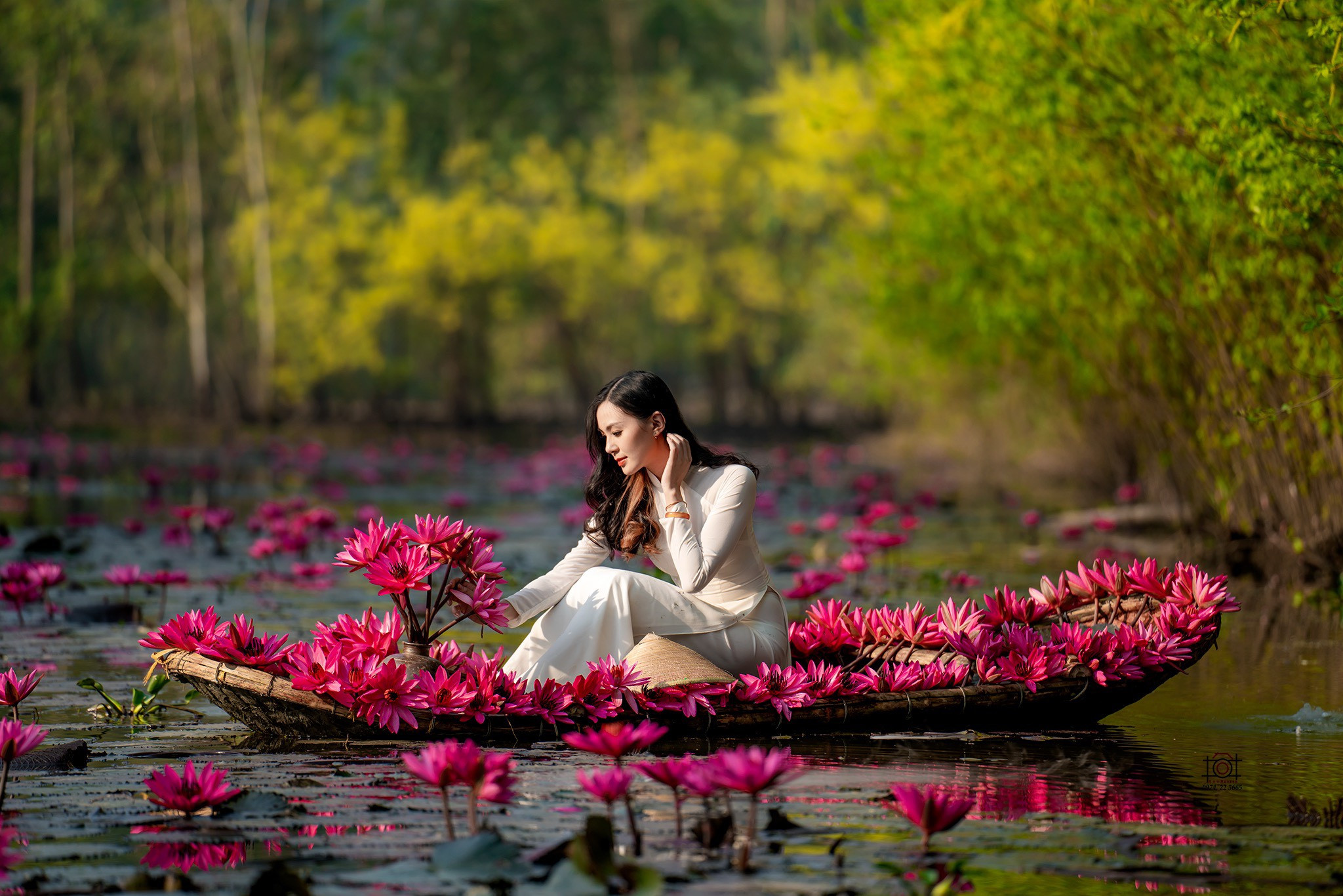 Mùa thu, tới chùa Hương ngắm thiếu nữ rạng ngời bên dòng suối 'nở hoa'