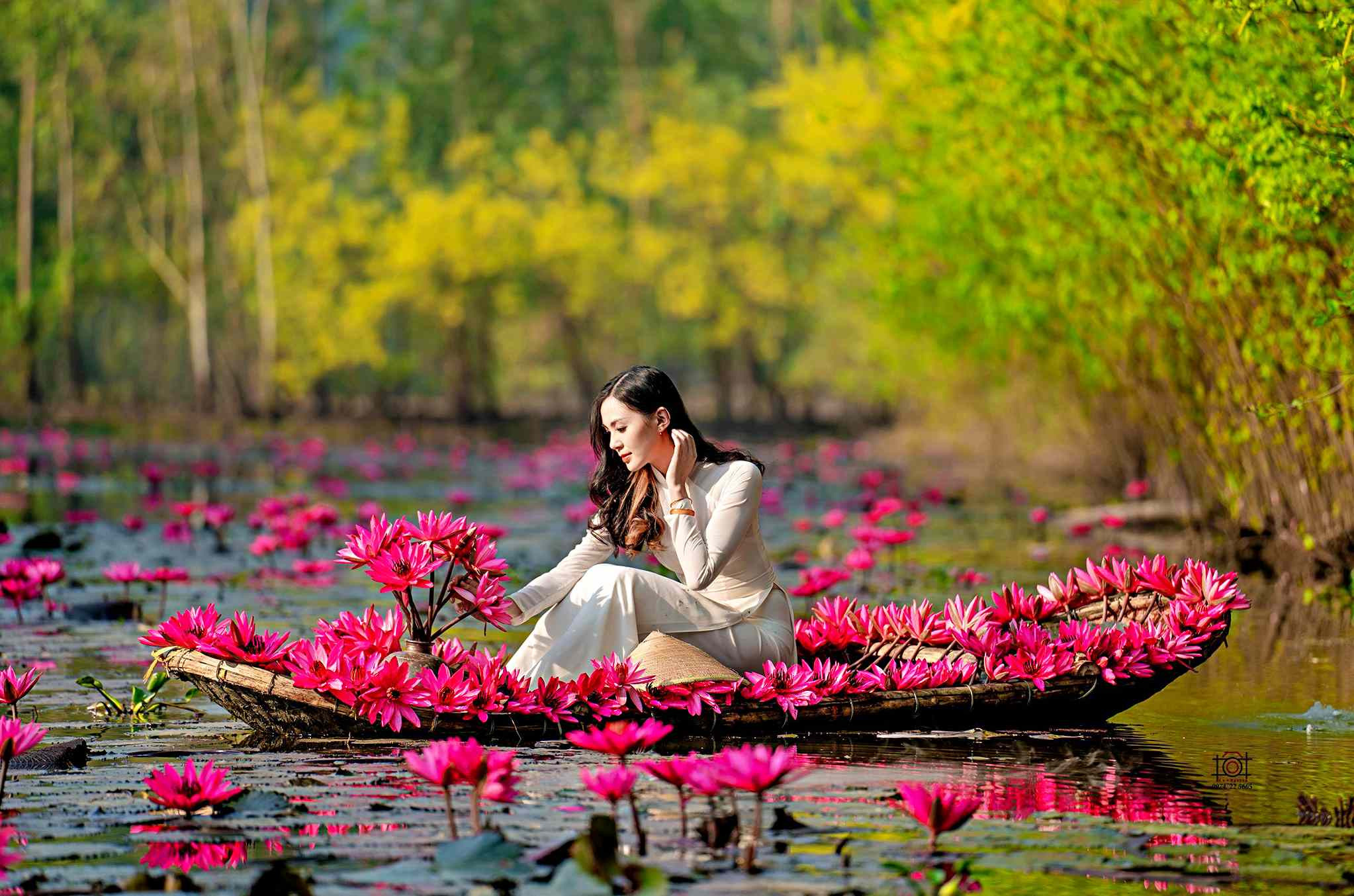 Mùa thu, tới chùa Hương ngắm thiếu nữ rạng ngời bên dòng suối 'nở hoa'