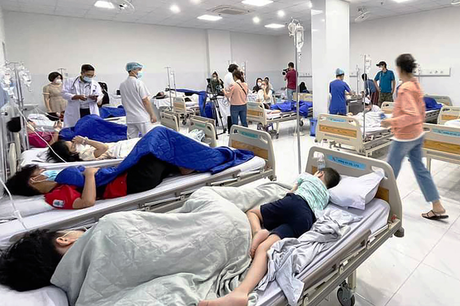 Ngộ độc ở trường Ischool Nha Trang: 7 giáo viên đang nằm viện