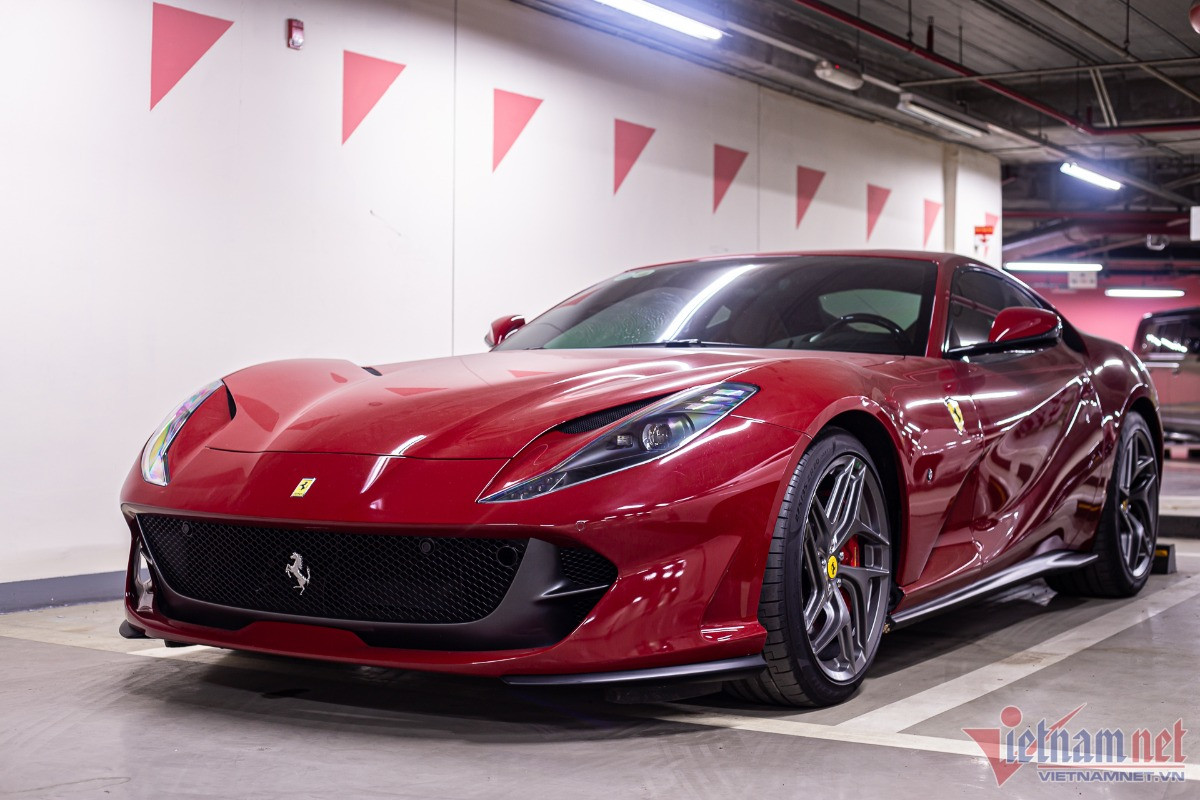 Cận cảnh siêu xe Ferrari 812 Superfast 25 tỷ đồng, Việt Nam chỉ có 2 chiếc