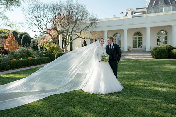 Bên trong đám cưới tại Nhà Trắng của cháu gái Tổng thống Biden