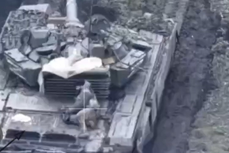 Video thiết giáp Nga làm xe cứu hộ bất đắc dĩ trên chiến hào Ukraine