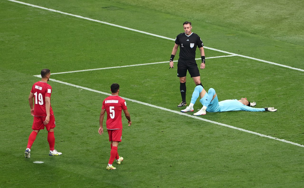 Pha va chạm kinh hoàng khiến thủ môn ĐT Iran đẫm máu - World Cup 2022