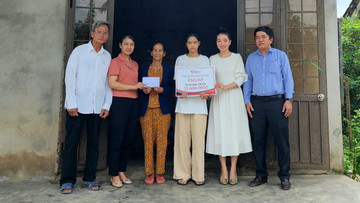 Báo VietNamNet trao hơn 54 triệu đồng cho hai hoàn cảnh ở Quảng Trị