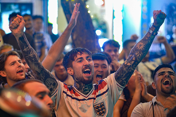 Fan khuấy động phố Tây ở Hà Nội trong đêm tuyển Anh nã 6 bàn vào lưới Iran