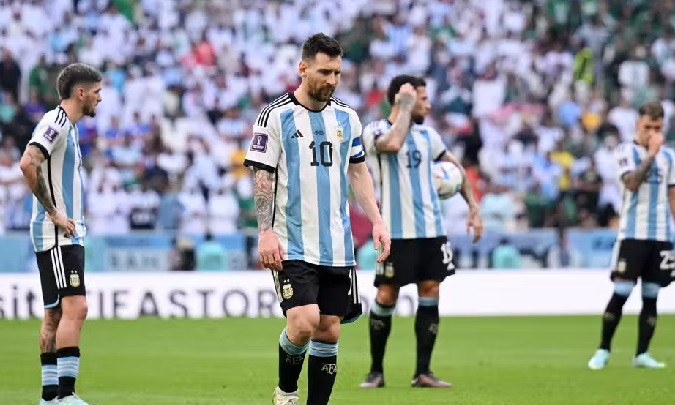 Argentina 1-2 Saudi Arabia: Messi run rẩy cú sốc World Cup ở Qatar