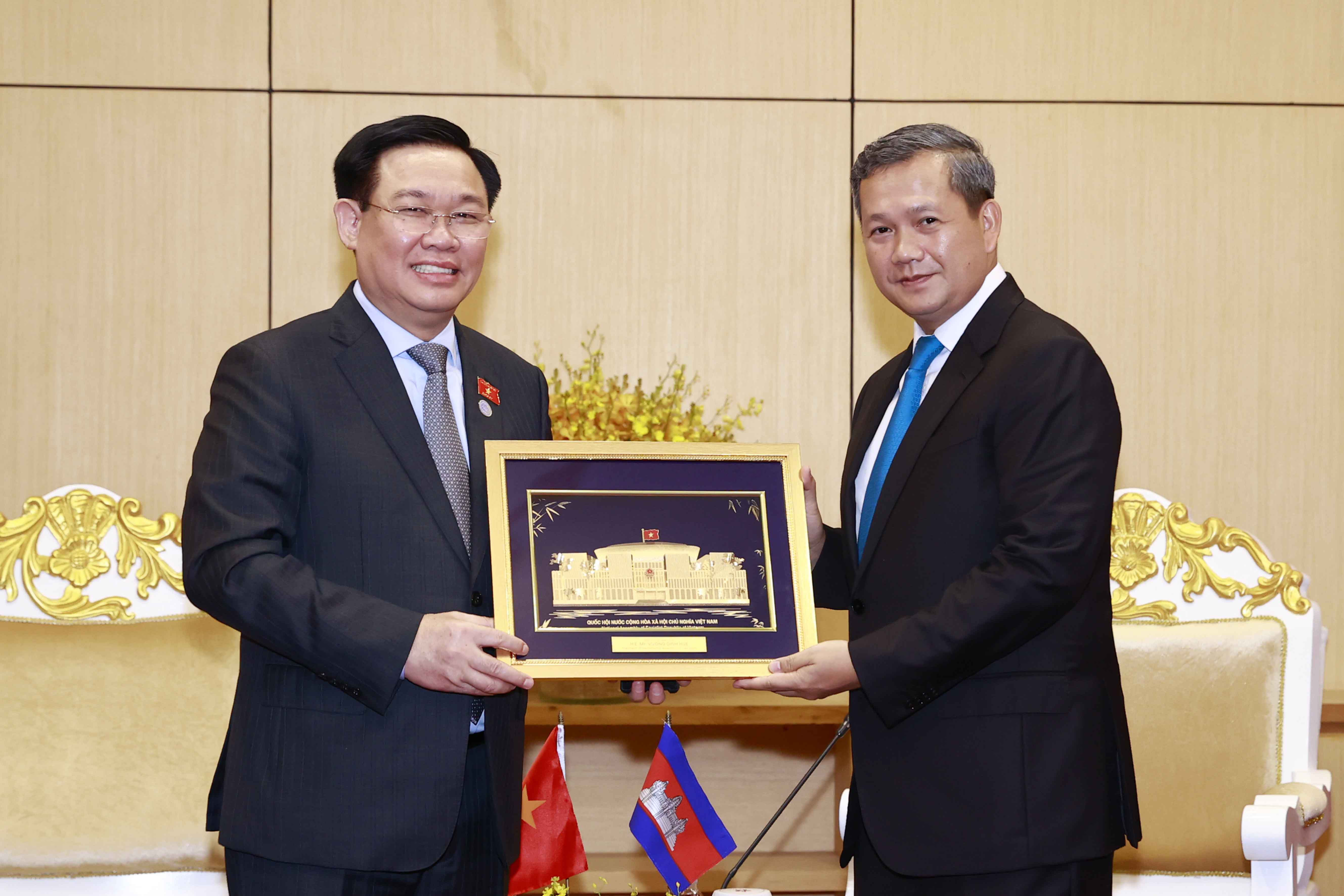 Món quà Chủ tịch Quốc hội Vương Đình Huệ tặng Đại tướng Hun Manet