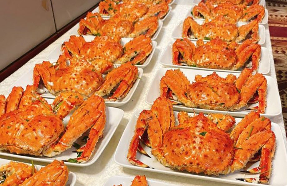 Đại gia bất động sản mua 72 con cua Hoàng đế, mở tiệc đãi nhân viên