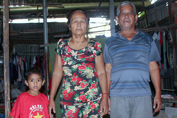Bà ngoại 60 tuổi còng lưng phụ quán cơm, nuôi 3 cháu nhỏ trong căn nhà rách nát