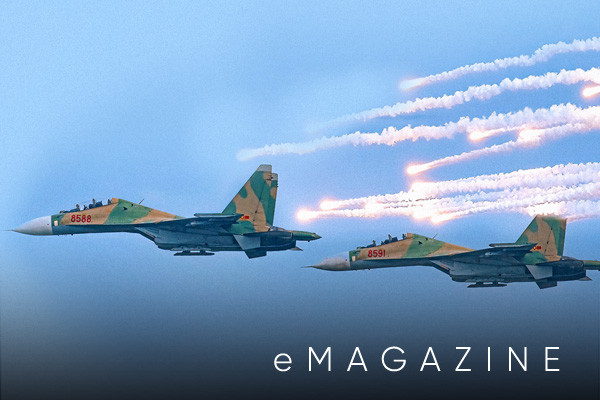 Trực thăng kéo cờ, Su-30MK2 nhả khói bẫy mồi nhiệt trên bầu trời Hà Nội