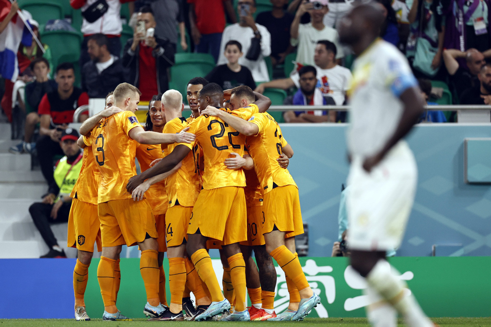 Video bàn thắng Hà Lan 2-0 Senegal: 'Cơn lốc cam' thổi bùng phút cuối