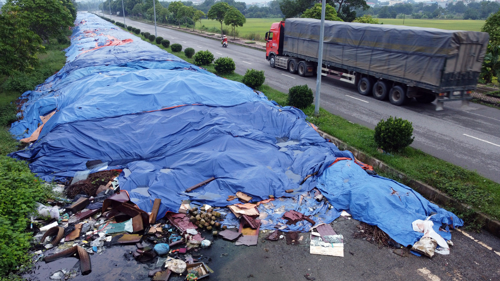 Kỳ lạ Hòa Bình: Vạn tấn rác đổ tạm từ rừng sâu đến con đường triệu USD