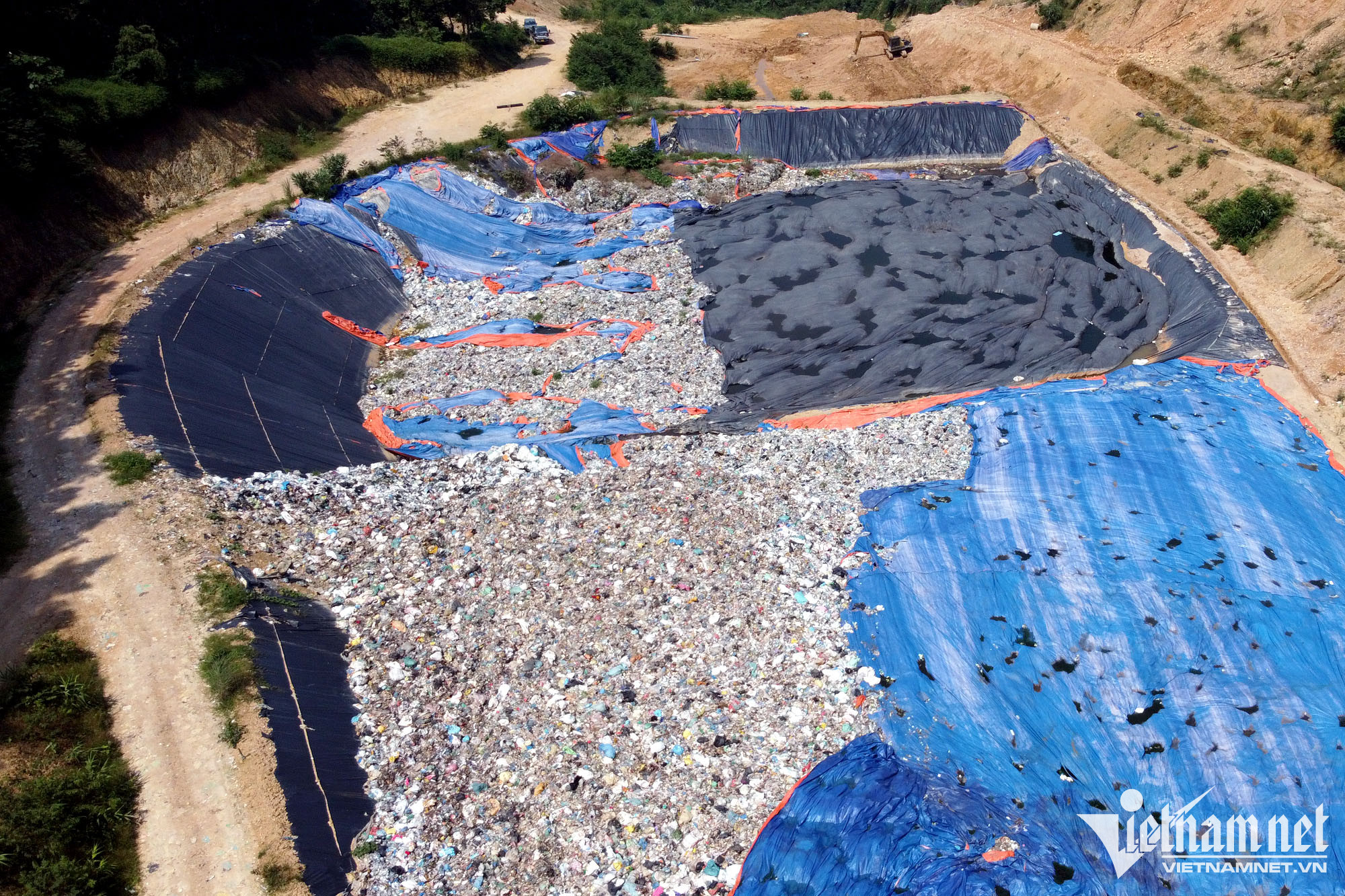 Nghìn tấn rác đổ giữa rừng: Trái quy hoạch, có dấu hiệu vi phạm pháp luật