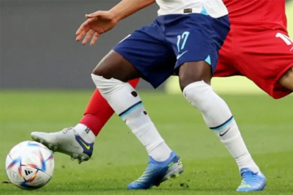 Lý do cầu thủ Anh đi tất thủng lỗ chỗ khi thi đấu ở World Cup