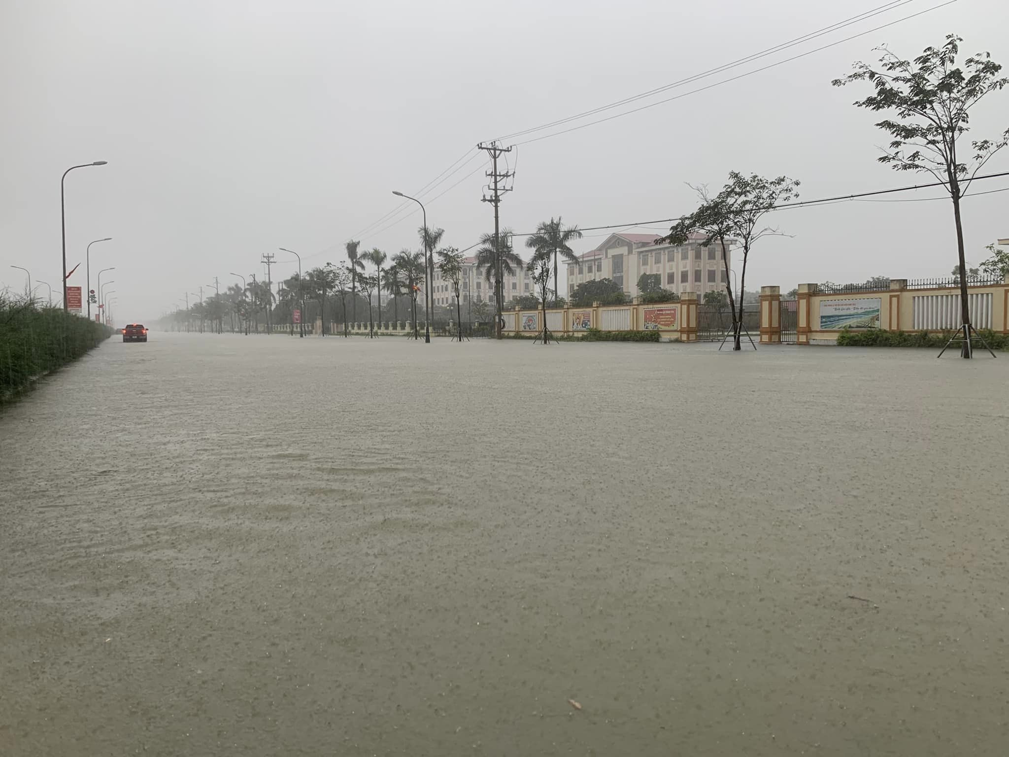 Nước ngập mênh mông do mưa lớn ở Hà Tĩnh