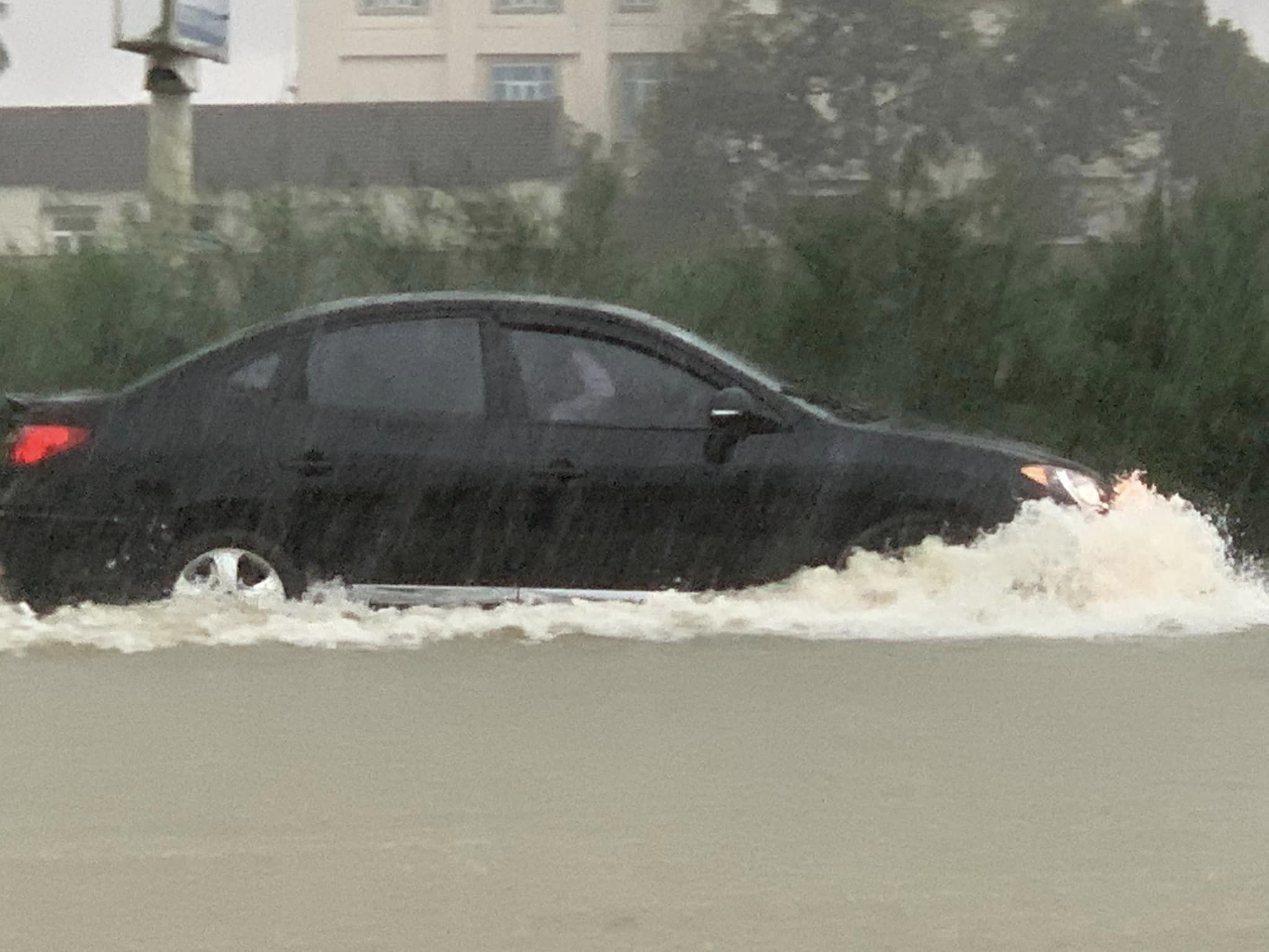 Nước ngập mênh mông do mưa lớn ở Hà Tĩnh