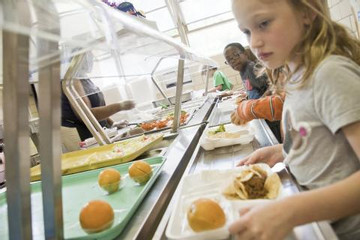 100.000 bữa ăn miễn phí bị cắt, có học sinh Anh nhịn đói, ăn bánh mì mốc