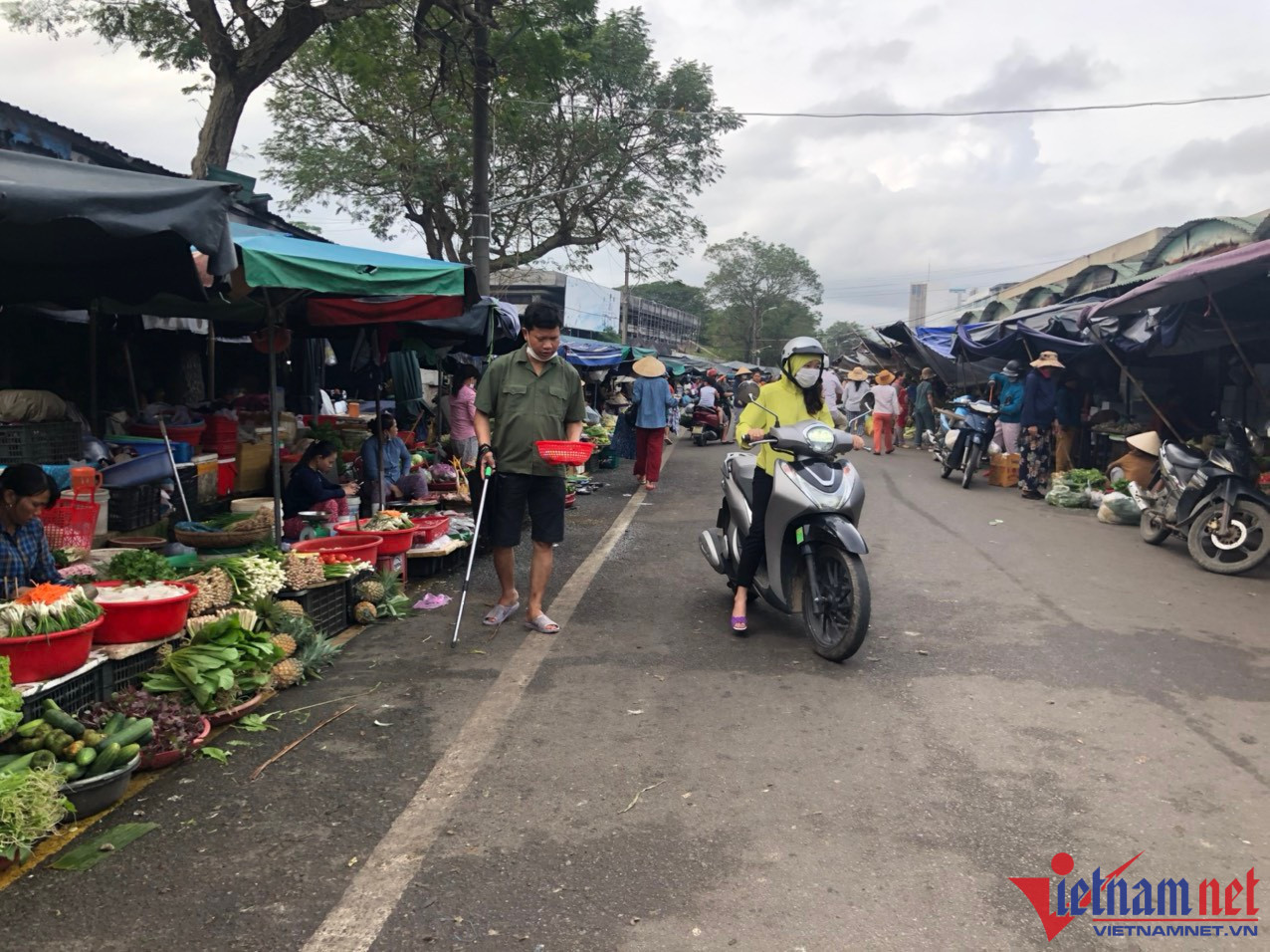 Trung Quốc: Quan tham lộ mặt vì bồ lên mạng 'khoe' chuyện giường chiếu