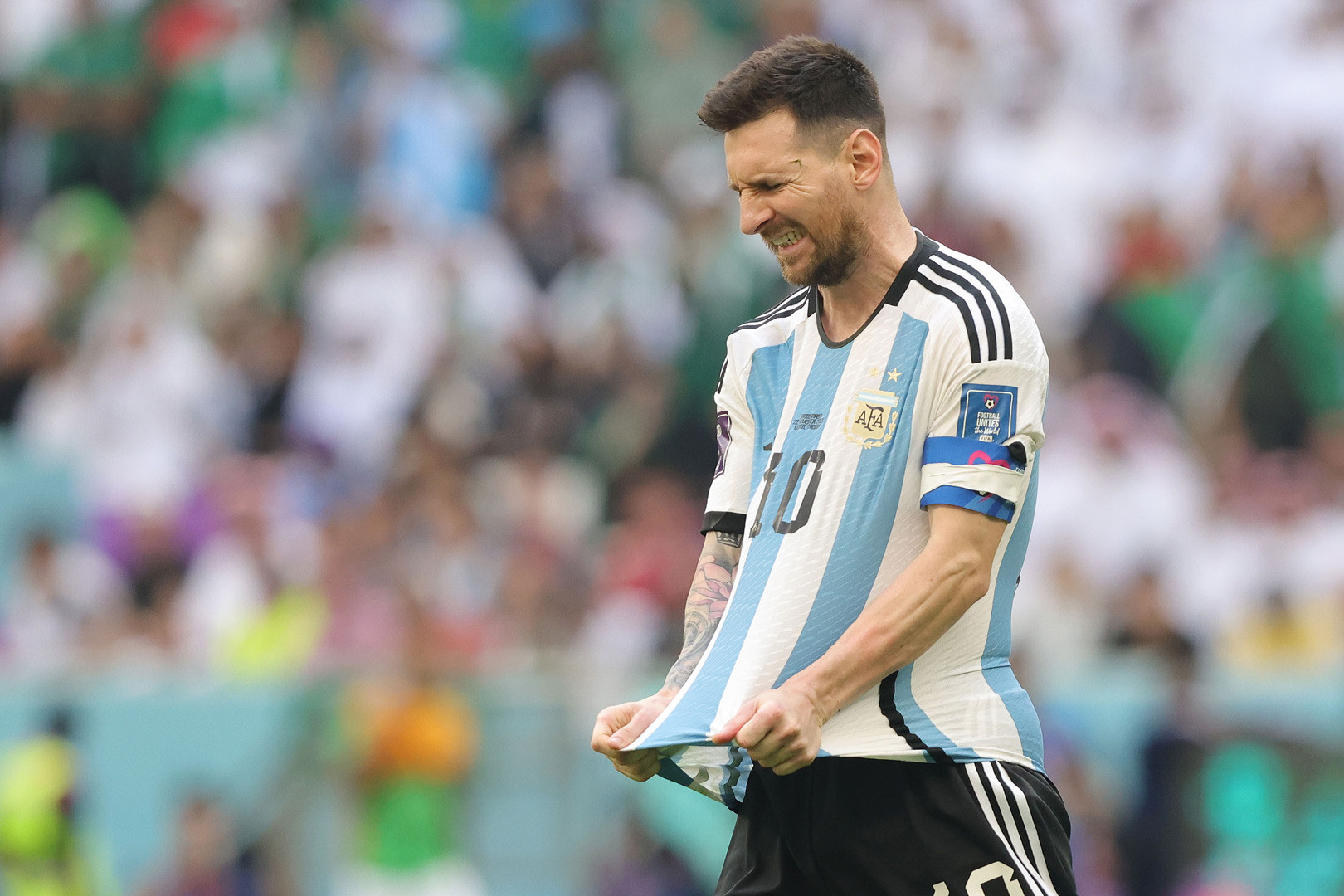 Argentina: Đống lộn xộn quanh Messi