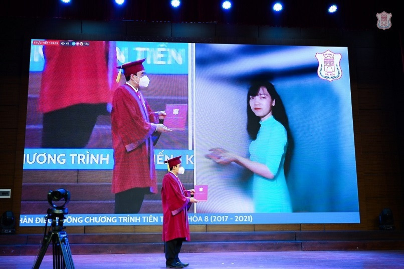 Khoảnh khắc 'diễn như thật' ở lễ trao bằng tốt nghiệp ĐH Y Hà Nội