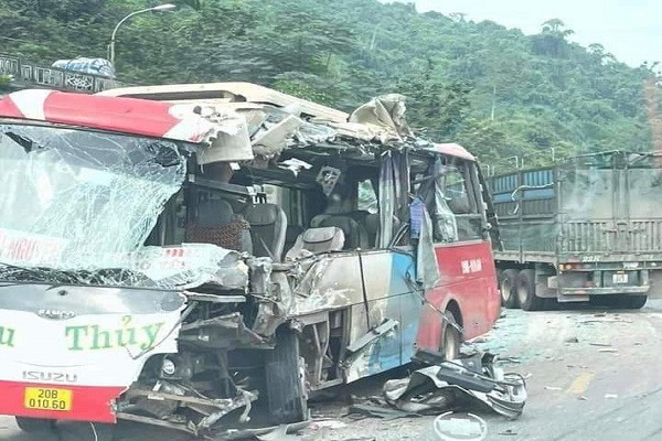 Ô tô khách nát vụn sau cú tông trực diện xe đầu kéo, 2 người tử vong