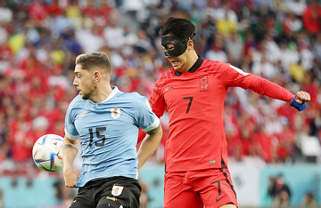 Son Heung-min 'mất tích', Hàn Quốc may mắn hòa Uruguay