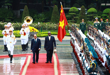 Chủ tịch nước Nguyễn Xuân Phúc chào đón Tổng thống Uganda thăm Việt Nam