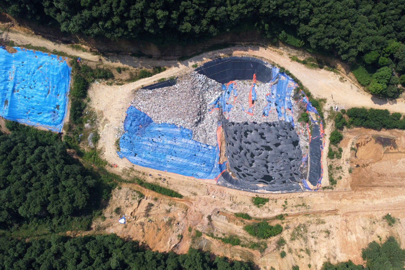 Tổng cục Môi trường yêu cầu làm rõ vụ nghìn tấn rác đổ giữa rừng ở Hòa Bình