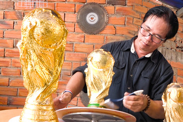 Cận cảnh những chiếc ‘cúp vàng' World Cup giá 1-7 triệu đồng ở Việt Nam