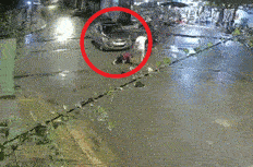 Khiếp vía cảnh lái ô tô cán qua người nạn nhân sau va chạm