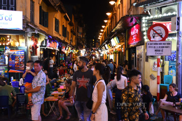 Foreigners flock to Hanoi street to cheer on World Cup