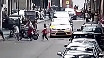 Người qua đường hợp sức nâng ô tô giải cứu cậu bé mắc kẹt