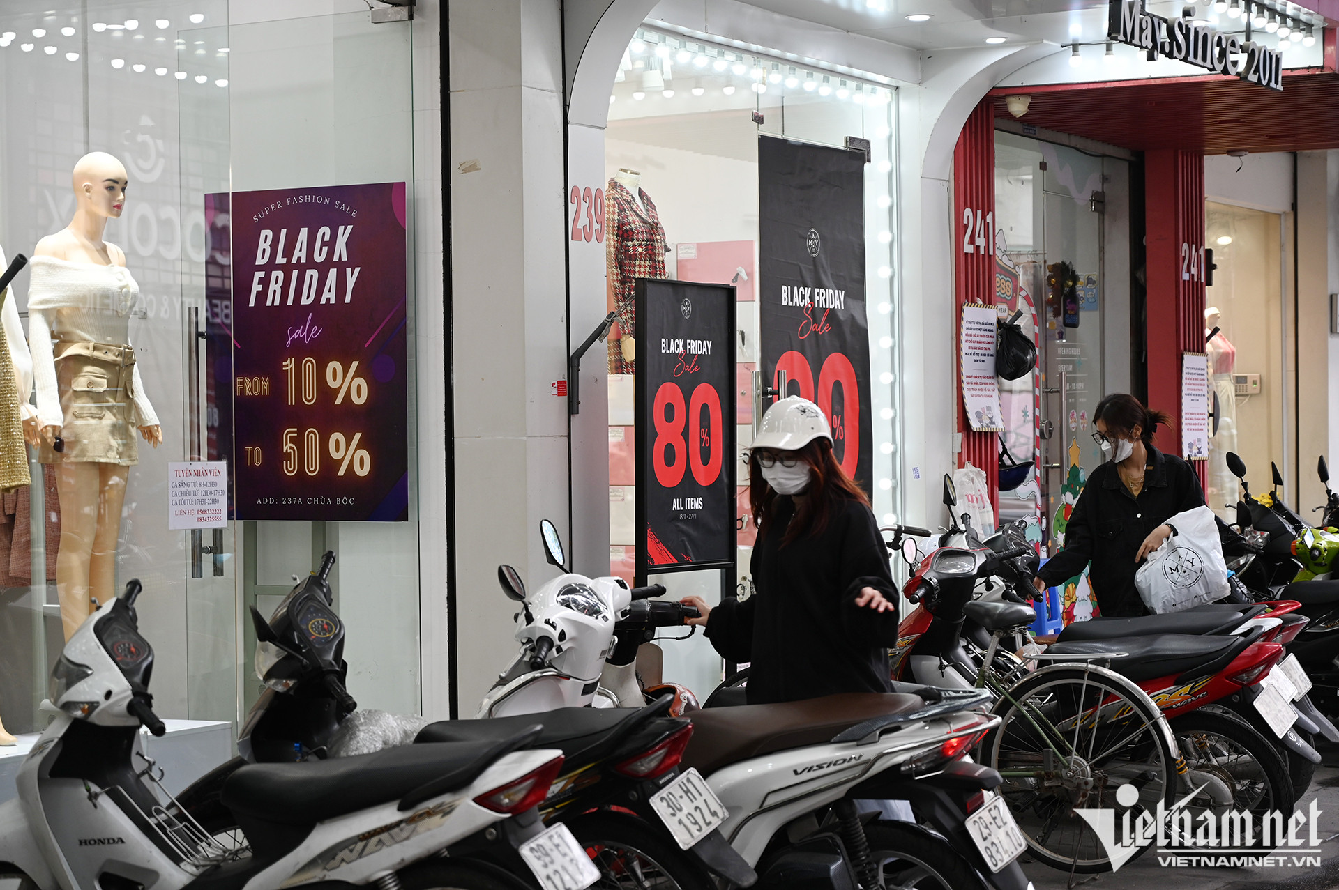 Cửa hàng thời trang sale quần áo mùa hè, hàng lỗi trước ngày Black Friday