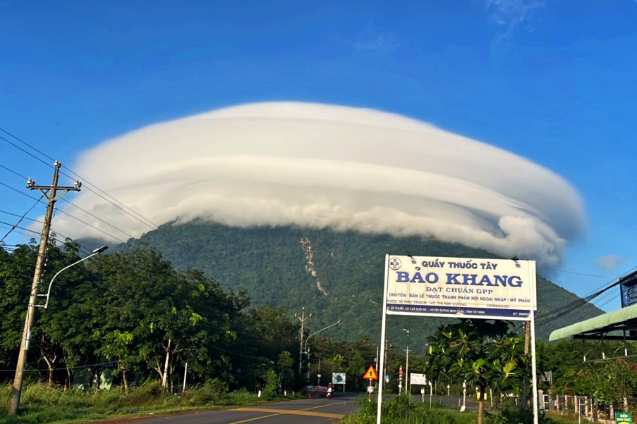 Hình ảnh đám mây ảo diệu trên đỉnh núi Bà Đen - Tây Ninh