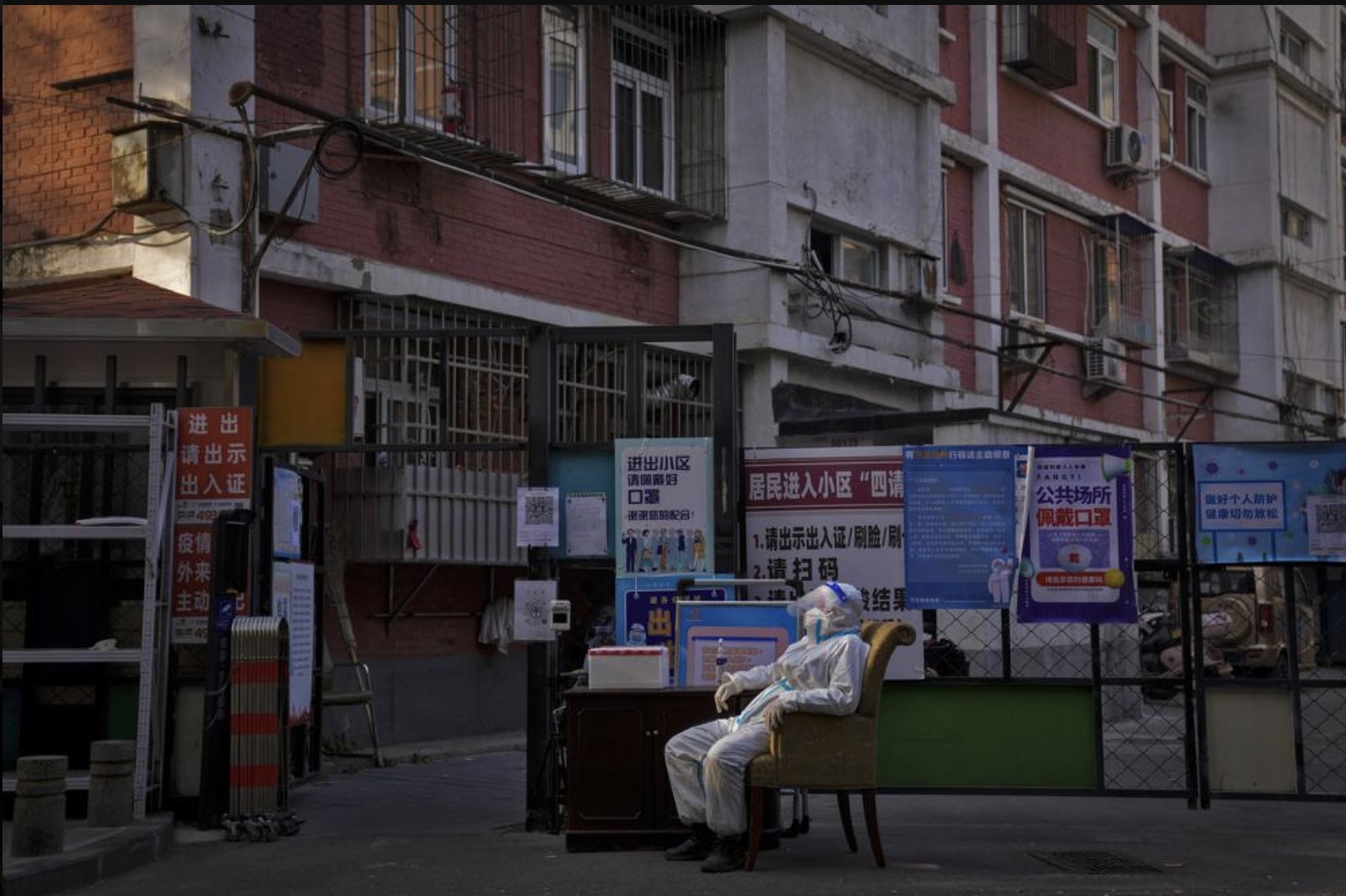 Hình ảnh cuộc sống ở Bắc Kinh đình trệ vì phong tỏa chống Covid