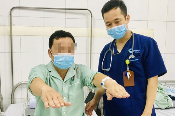 Đang ngồi chơi, người đàn ông 36 tuổi bỗng cứng người, liệt nửa mặt
