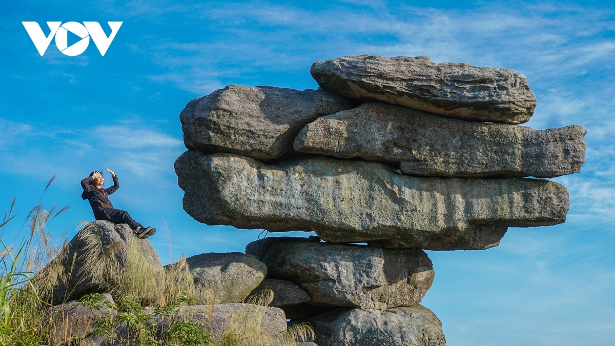 discovering stunning beauty of chong mountain in quang ninh province picture 4