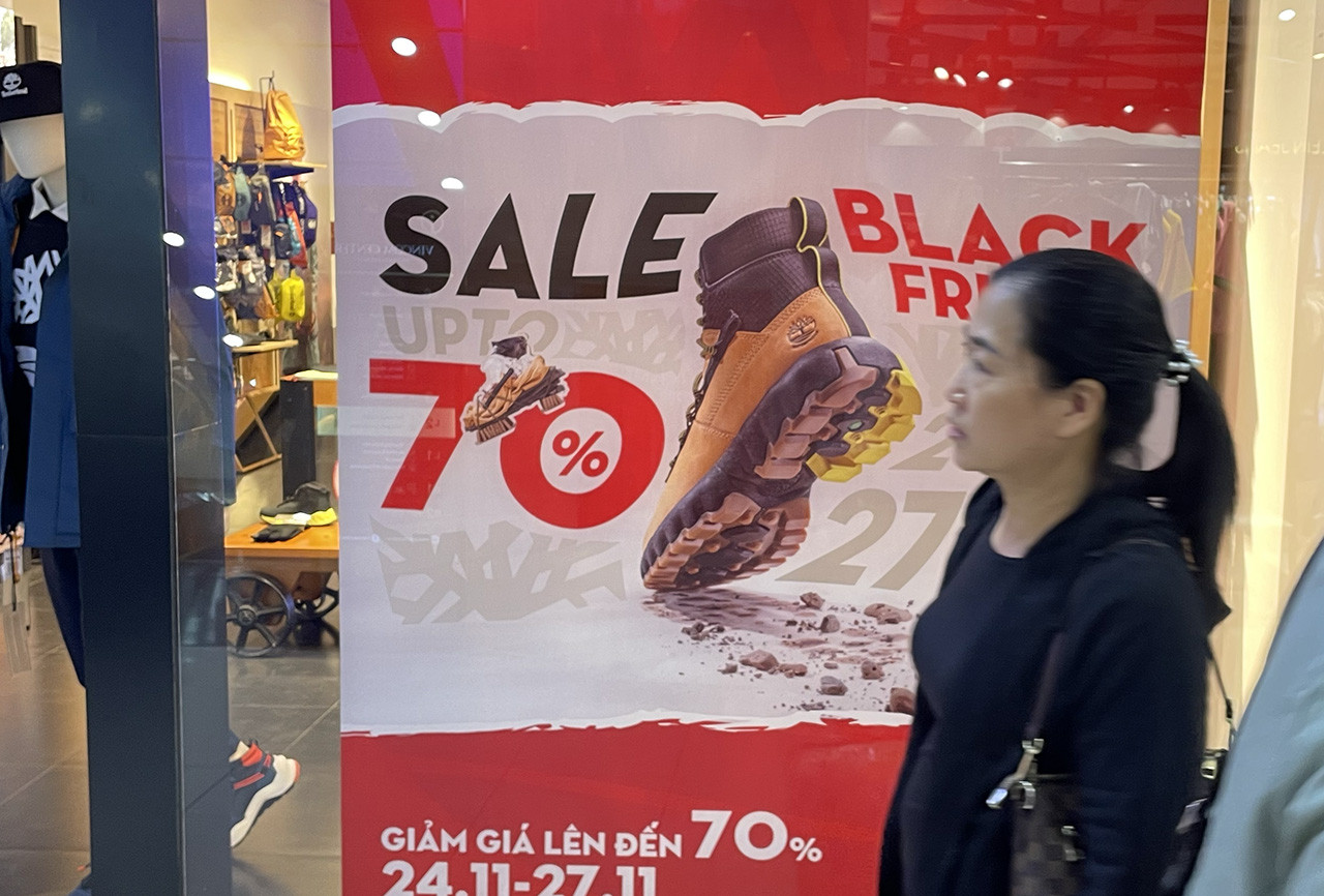 Dân công sở săn sale 80% ngày Black Friday