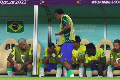 Neymar bật khóc, lo mất luôn World Cup vì chấn thương