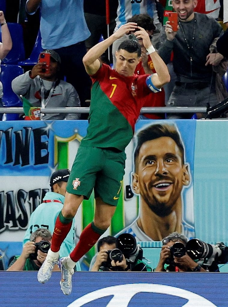 Messi tươi cười ăn mừng Ronaldo lập kỷ lục tại World Cup 2022
