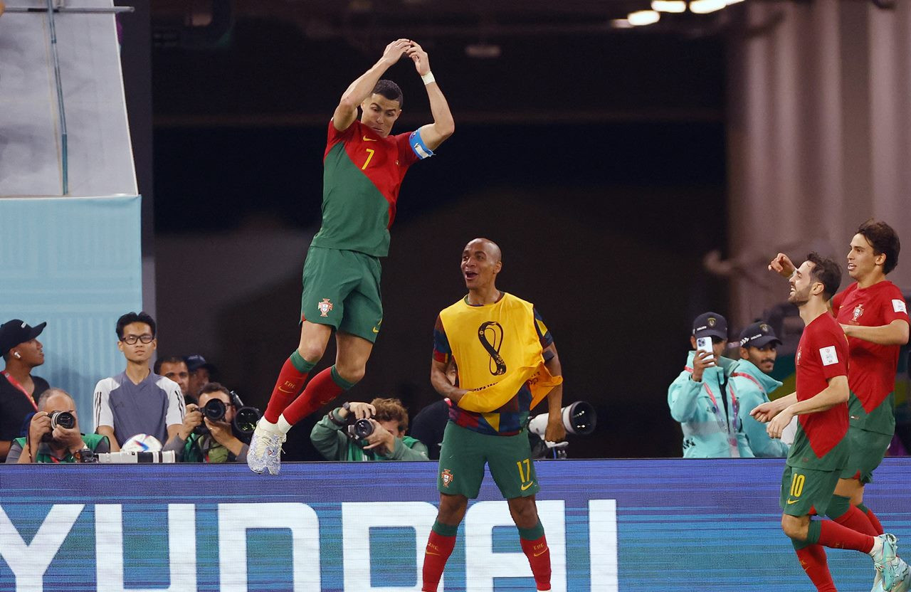 Messi and Ronaldo at World Cup 2022: Được xem những siêu sao bóng đá Lionel Messi và Cristiano Ronaldo cùng thi đấu tại World Cup 2022 là một trải nghiệm không thể bỏ qua cho những tín đồ yêu bóng đá trên toàn thế giới. Hãy cùng xem những hình ảnh đầy cảm xúc của hai người hùng bóng đá này và cảm nhận tài năng và sự nghiệp của họ.